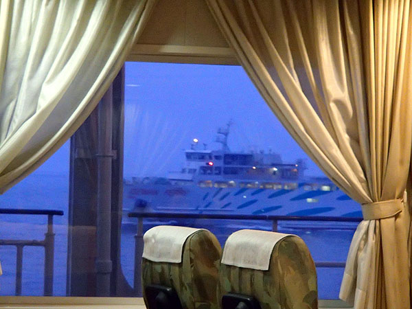 鳥羽へと向かうフェリーとすれ違う